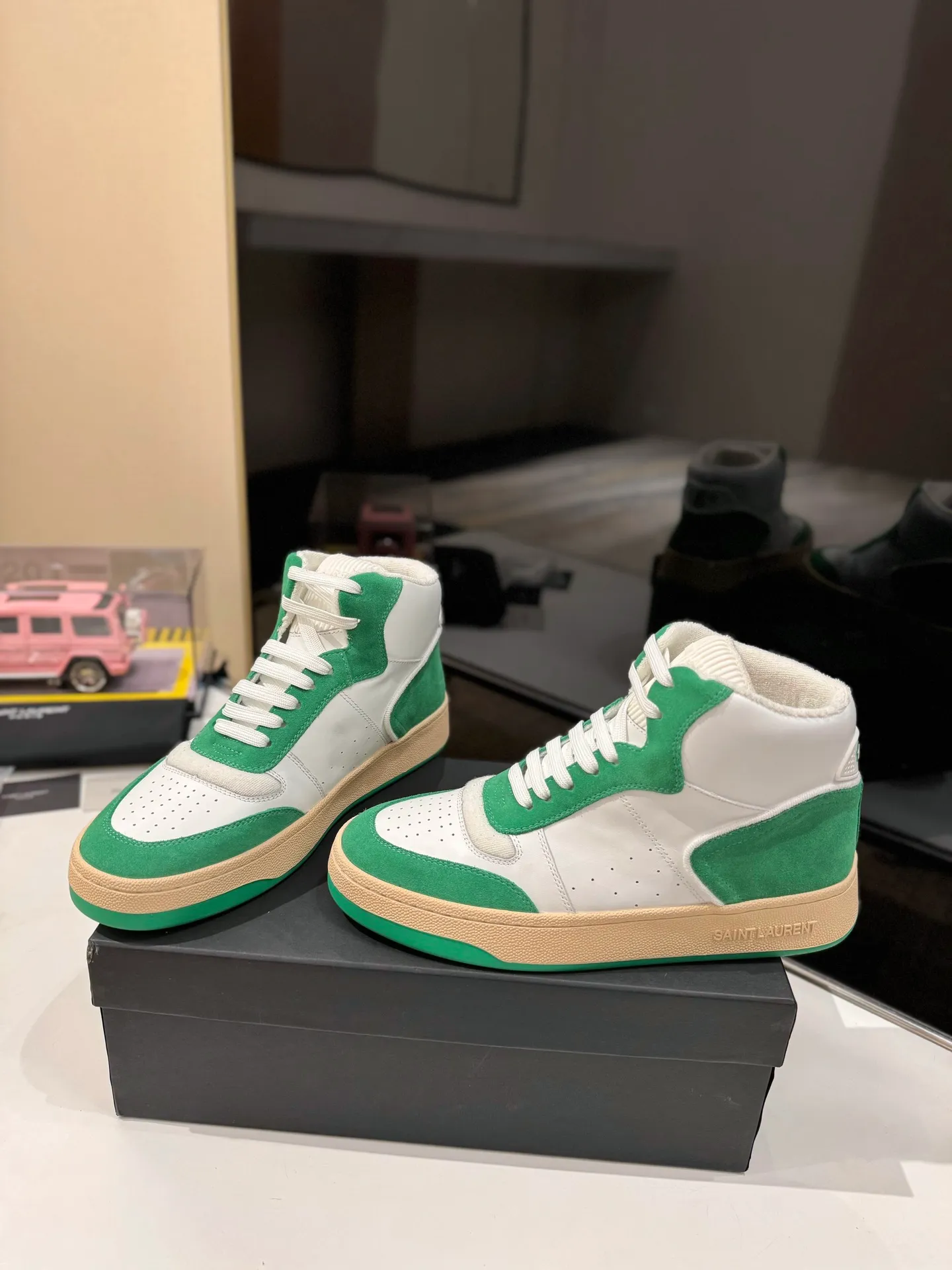 👟👟Ex-factory price 680👟👟 [High version for couples] YSL SAINT LAURENT Yves Saint Laurent SL61, the latest popular casual series in spring and summer...👍👍 Yves Saint Laurent SL61, original purchase, 1:1 replica, fresh blood injection and casual retro design, super good-looking and versatile, the upper is made of cowhide punching and splicing, the upper is super soft , lightweight and comfortable to match with sweatshirts, it is recommended to have one pair in each hand😁 ✅Fabric: Original customized cowhide ➕Punching process ➕Last process ✅Inner lining: Original towel lining ✅Feet: Original customized cowhide ✅Outsole: Original molded two-color bottom ✅Packaging: Original full set of packaging ✅Code number: 35-46 (Female 41.42. Male 38.45.46 Customized, non-returnable)